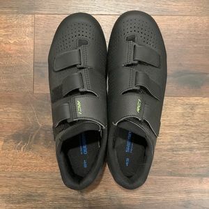 Mens Shimano cycling shoes, size 9